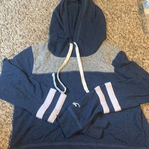 hollister long sleeve flowy cropped hoodie! size xs